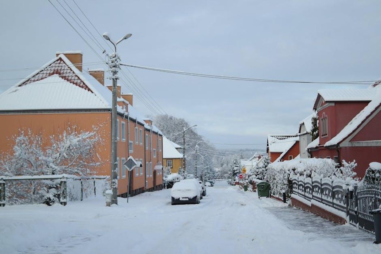 Impatto_sulla_sicurezza_dei_sedili_gQoeDeZq2r - Veicoli24 Source: Roman Biernacki - pexels - A serene snowy street scene featuring colorful houses in wintertime.