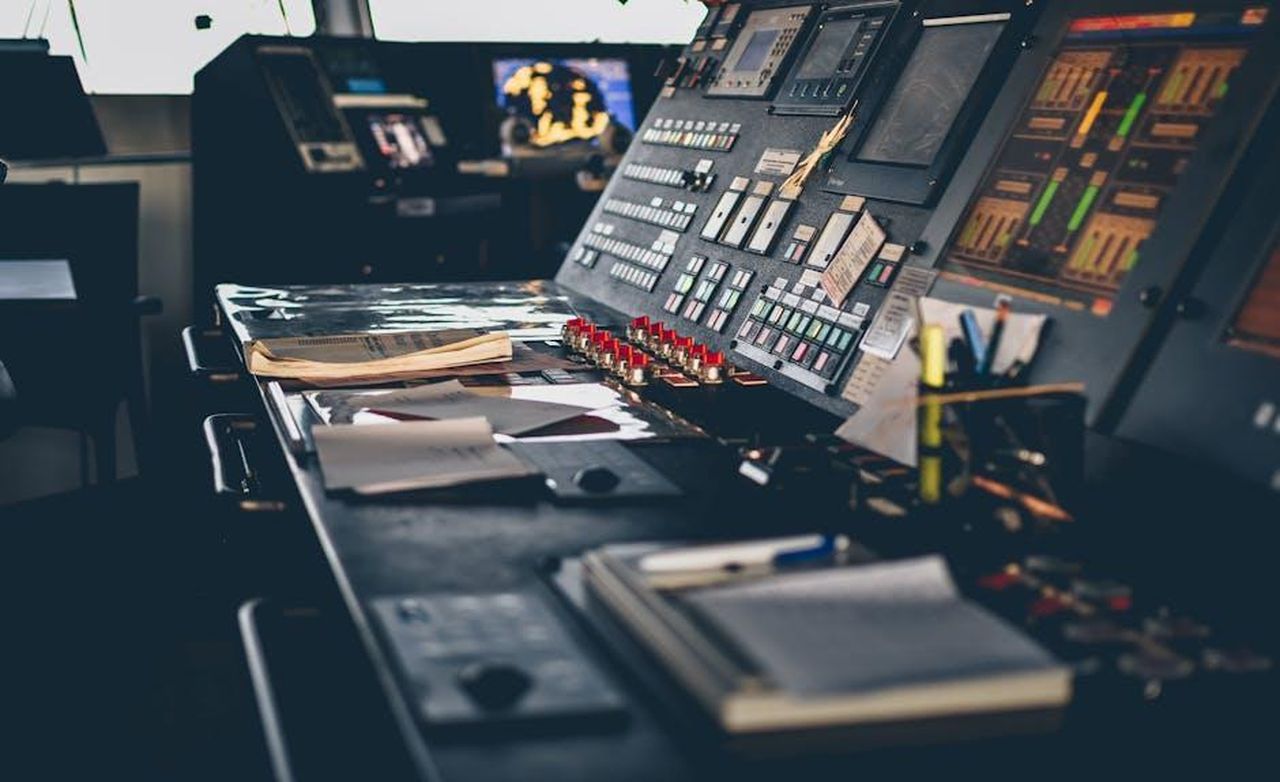 Importanza_delle_soluzioni_BTMS_O9WkHthxiR - Veicoli24 Source: Ibrahim Boran - pexels - Close-up of a modern control panel in an Istanbul office with buttons and switches.