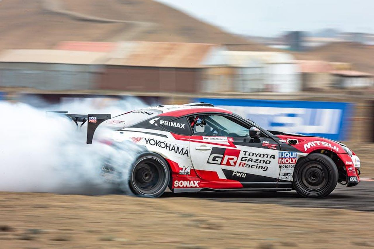 Incremento_di_coppia_e_nuove_opzioni_di_trasmissione_3OLnPKsndU - Veicoli24 Source: Joaquin Delgado - pexels - A high-speed drift racing car emits smoke from its tires on a racetrack.
