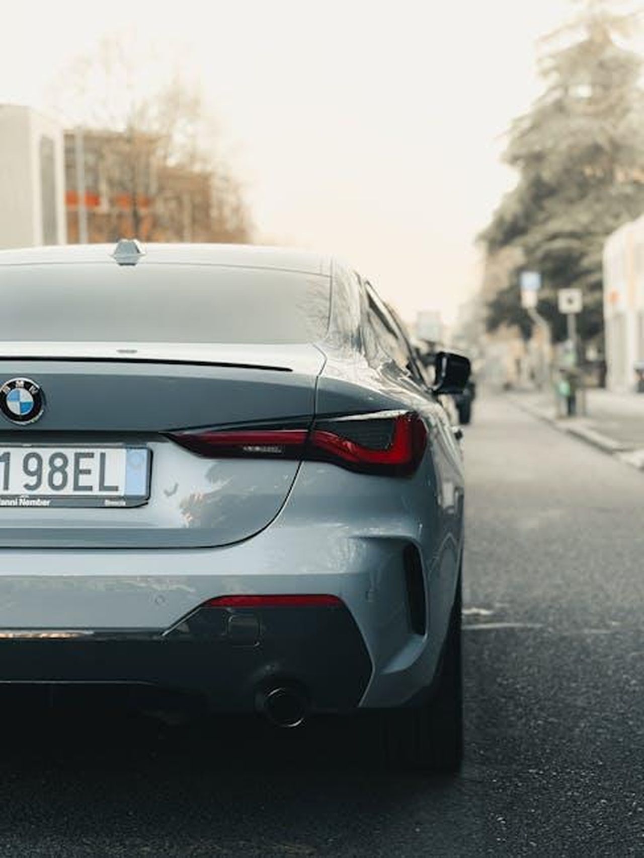 Informazioni_sui_modelli_e_sulla_produzione_p9CcGAcRsF - Veicoli24 Source: Borta - pexels - Luxury silver car parked on a city street during the day, showcasing urban elegance.