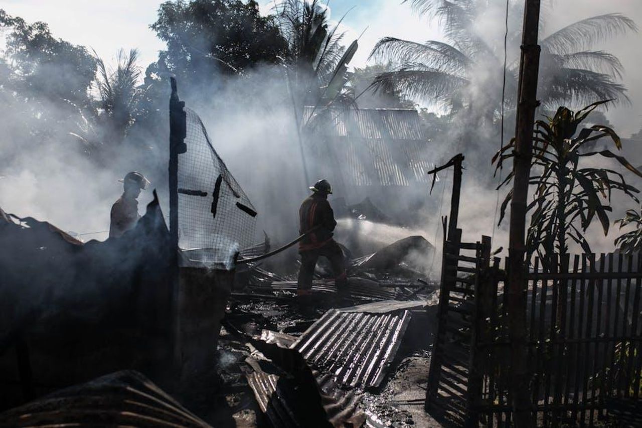 Iniziative_di_Toyota_per_il_soccorso_wys8vJKakz - Veicoli24 Source: Denniz Futalan - pexels - Brave firefighters battle a blaze amidst thick smoke in an outdoor setting.
