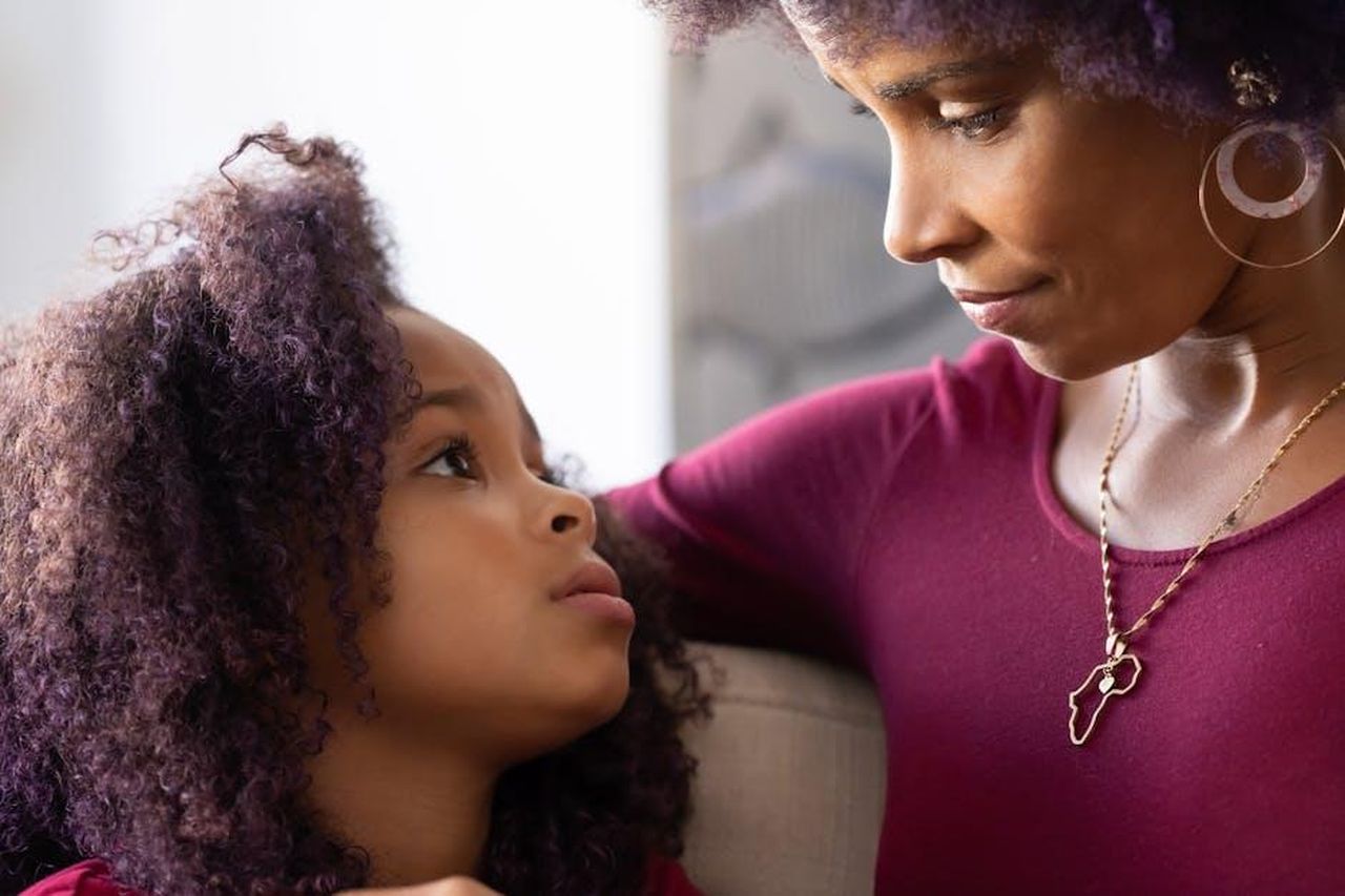 Innovazioni_Ford_per_il_tailgating_q1UWK6m7kD - Veicoli24 Source: Kampus Production - pexels - A loving mother and daughter bonding at home, showcasing affection and connection in a natural setting.