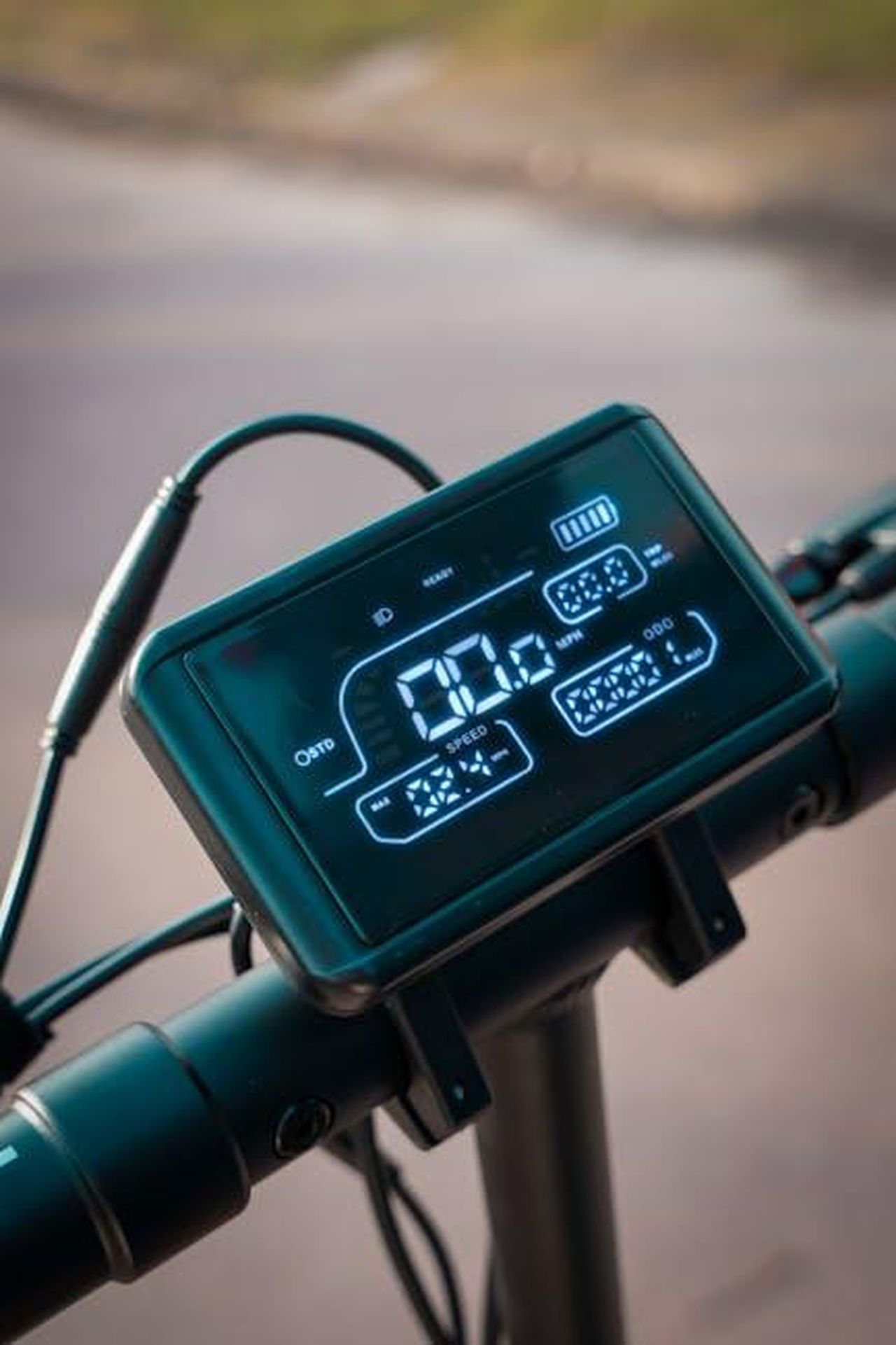 Innovazioni_e_caratteristiche_del_GV60_Magma_Pjx0uvXTLK - Veicoli24 Source: Assedrani Official - pexels - Close-up view of an electronic display on a modern electric scooter showing speed and battery life.