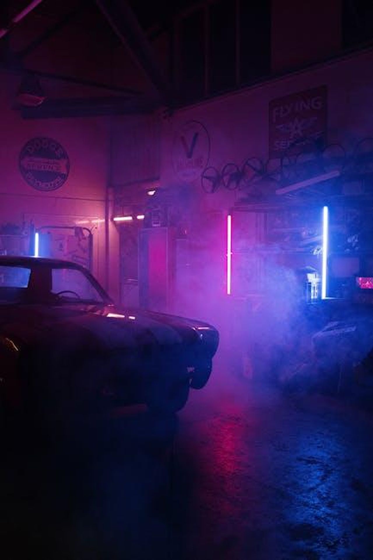 Innovazioni_tecnologiche_e_prestazioni_6D4ysttsG4 - Veicoli24 Source: cottonbro studio - pexels - Atmospheric garage scene with neon lights illuminating a vintage car environment, creating an industrial vibe.