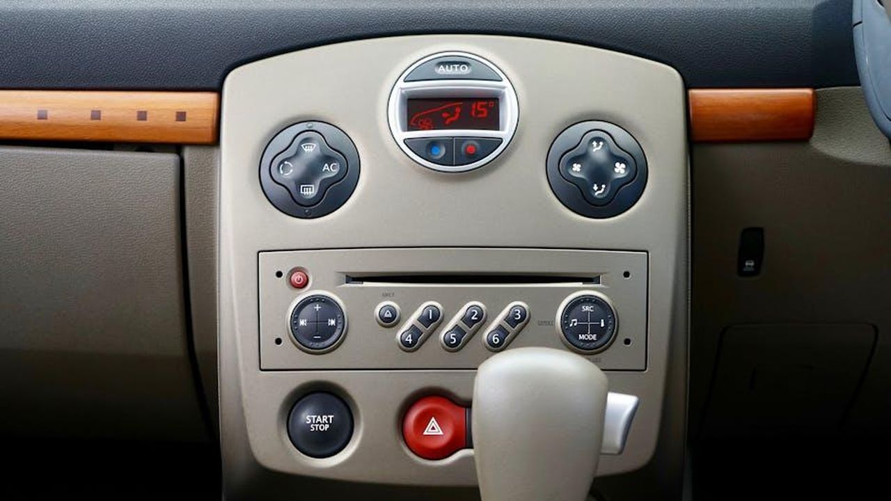 Interni_esclusivi_con_elementi_luminosi_kmKqu2NxuM - Veicoli24 Source: Mike Bird - pexels - Discover the sleek design and technology of a luxurious car's dashboard and controls.