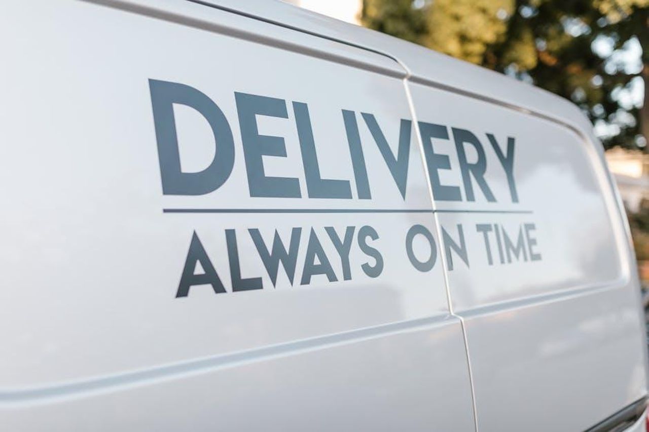 Introduzione_allo_studio_di_iSeeCars_OKW07MrZvT - Veicoli24 Source: RDNE Stock project - pexels - Close-up of delivery van with slogan 'Always On Time' emphasizing timely service.