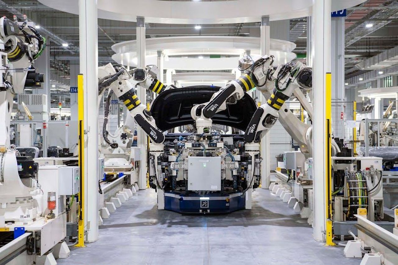 Investimenti_e_capacit_produttiva_eVCXAaipm7 - Veicoli24 Source: Hyundai Motor Group - pexels - High-tech robots assembling a car in a modern factory setting, showcasing automation.