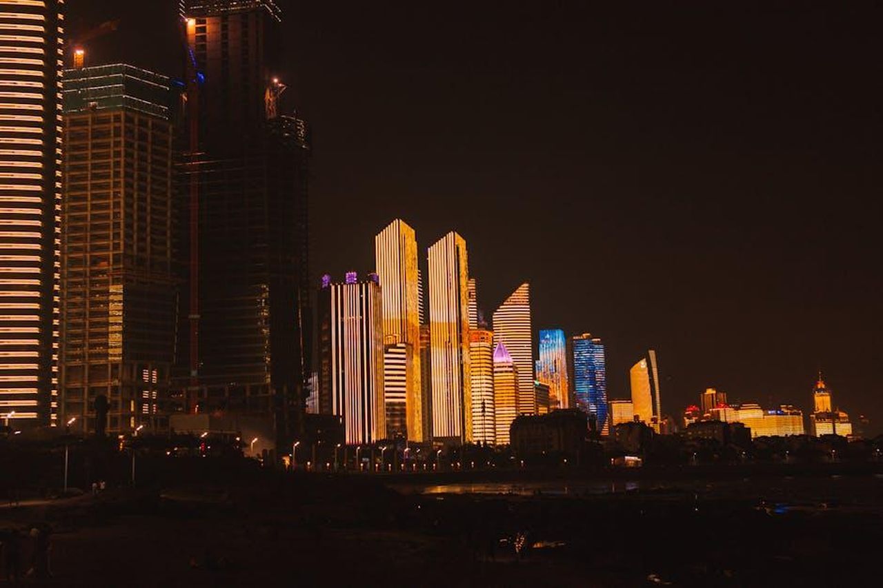 Investimenti_e_finanziamenti_per_Lucid_Motors_W8dZuFeoN4 - Veicoli24 Source: Rachel Claire - pexels - Stunning city skyline showcasing illuminated skyscrapers and urban lights against a dark night sky.