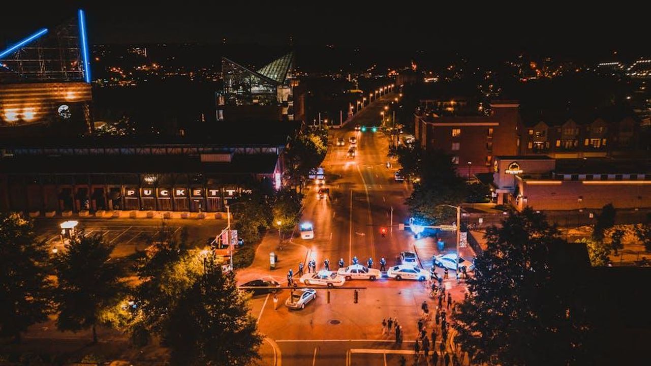 Kia_EV_Day_aggiornamenti_sulla_strategia_elettrica_zPN4tTveAf - Veicoli24 Source: Kelly - pexels - A vibrant aerial view of Chattanooga at night featuring illuminated streets and police cars.