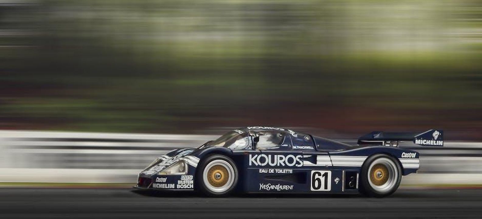 Kubica_e_Lynn_in_testa_nelle_sessioni_di_prova_pqA5f3wAMf - Veicoli24 Source: Carl Bosman - pexels - A sleek race car speeds around the track, showcasing motion blur and dynamic movement.