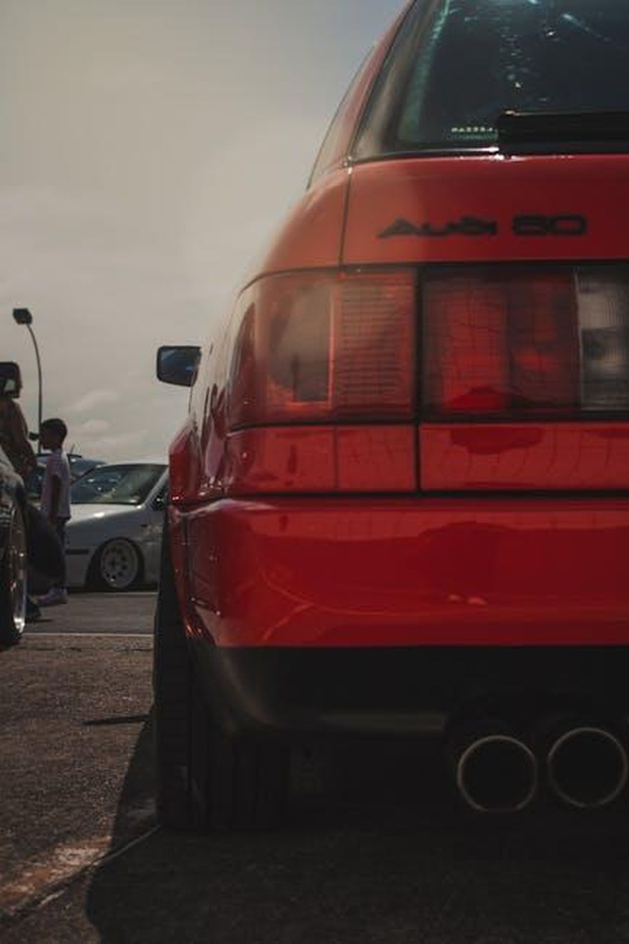 La_GR_Corolla_rimane_la_pi_carismatica_tra_le_compatte_sportive_TDsTZMHl23 - Veicoli24 Source: Igor Costa - pexels - Rear view of red Audi 80 at an outdoor car exhibition with other vehicles.