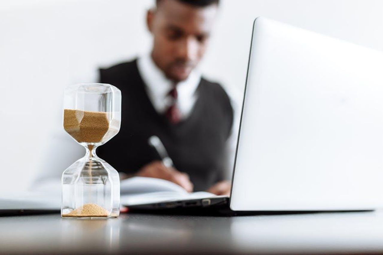 La_Ram_1500__un_buon_camion_j5fh8viRrp - Veicoli24 Source: Thirdman - pexels - Businessman at desk with hourglass indicating time management and daily work routine.