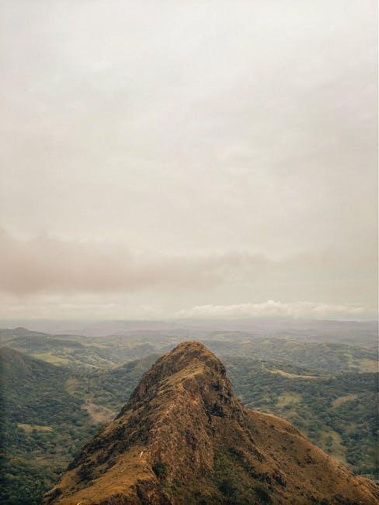La_Subaru_Ascent_2025__un_SUV_buono_dFHfSDGeVw - Veicoli24 Source: Pexels User - pexels - A breathtaking aerial shot of a solitary mountain peak surrounded by lush valleys.