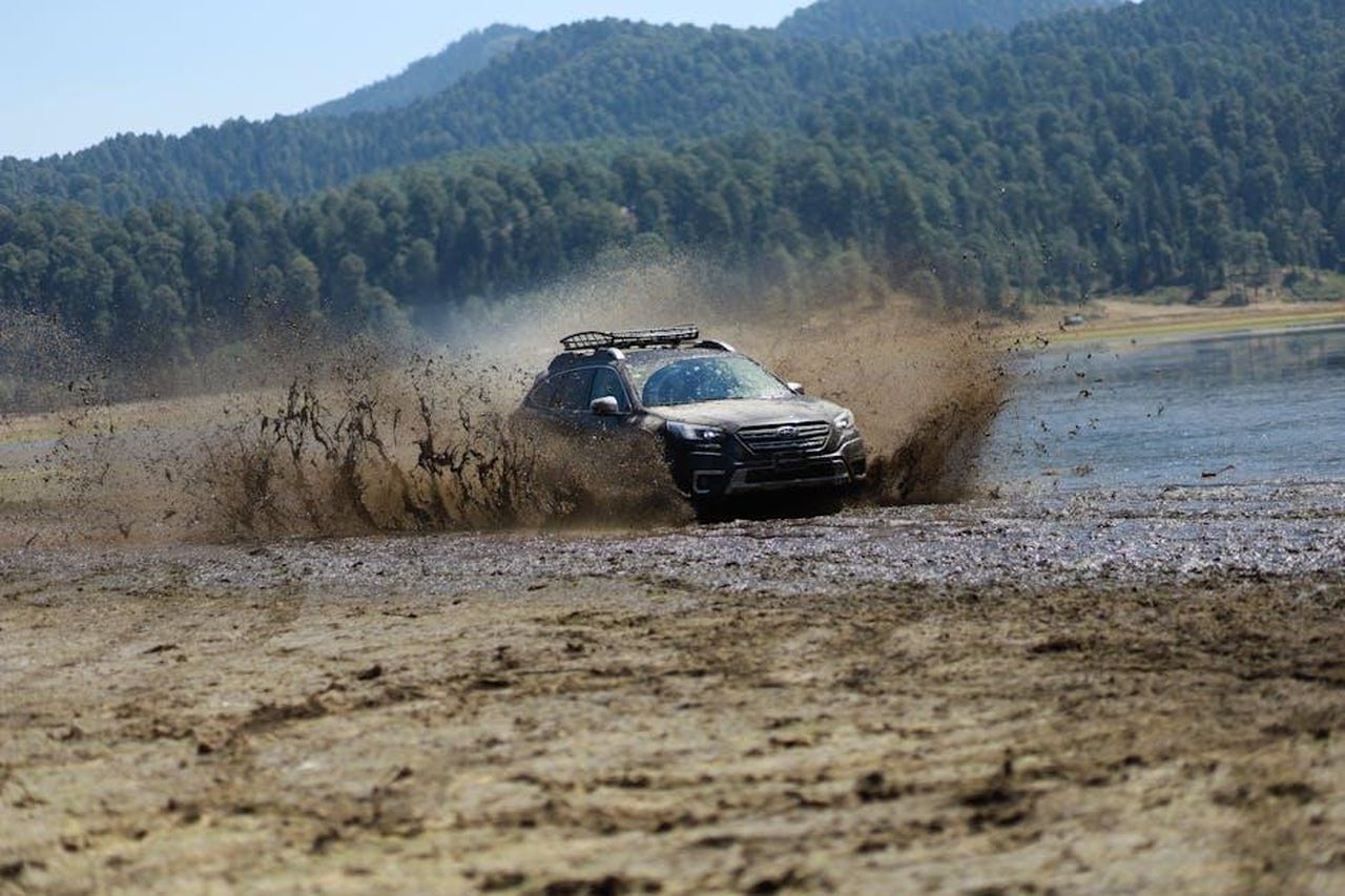 La_Subaru_Outback_2026_cosa_aspettarsi_xQiZJflzbF - Veicoli24 Source: Andrés Chirrisco - pexels - A rugged SUV powers through mud in a remote wilderness, showcasing adventure and offroad capabilities.