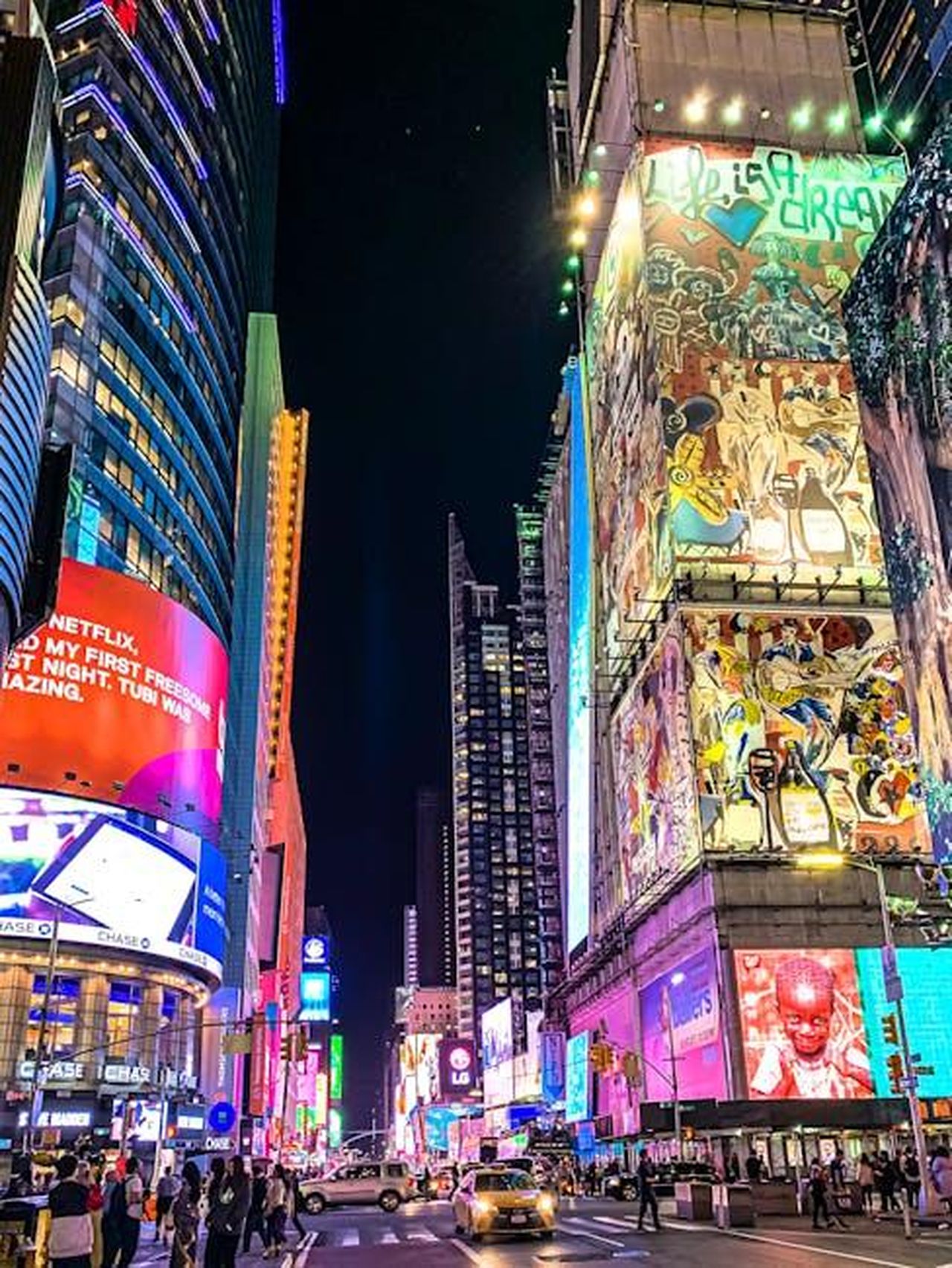 La_consegna_delle_prime_Fiat_500e_Giorgio_Armani_enji4g6e3L - Veicoli24 Source: Nextvoyage - pexels - Immersive view of Times Square's nightlife with vibrant billboards and bustling traffic.