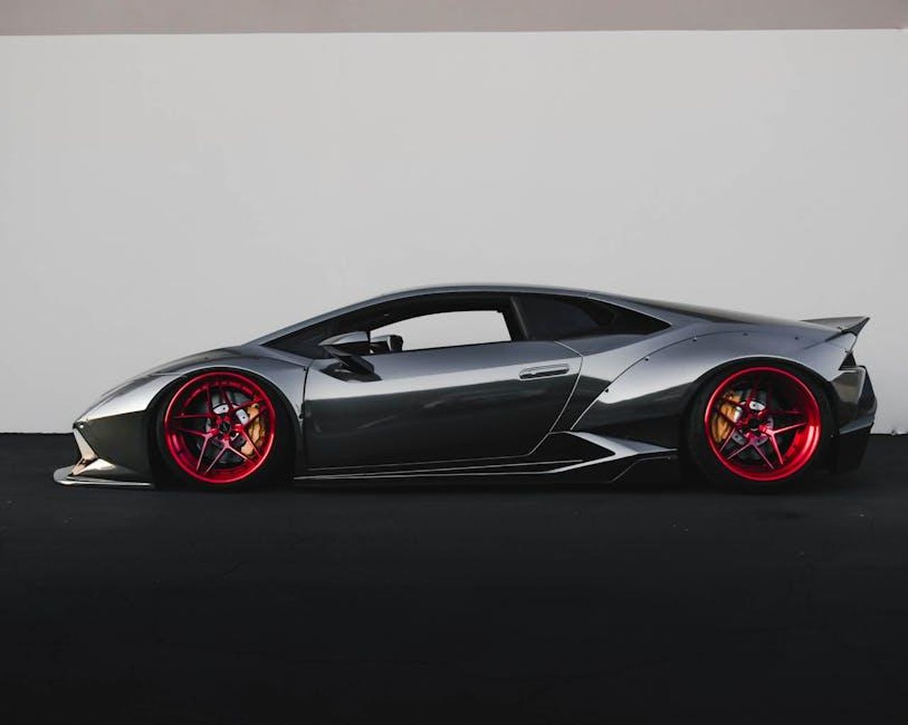 La_crescente_tendenza_dei_restomod_Lamborghini_6ovAMhBLK7 - Veicoli24 Source: jae p - pexels - Grey Lamborghini sports car with distinctive red rims parked outdoors.