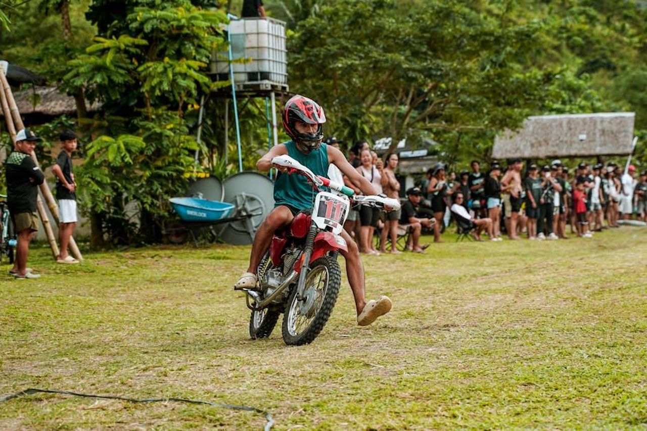 La_filosofia_di_Toyota_nel_motorsport_0LsX5uG0N9 - Veicoli24 Source: Harvey Tan Villarino - pexels - Energetic dirt bike competition in Tanay, Philippines, capturing speed and excitement.