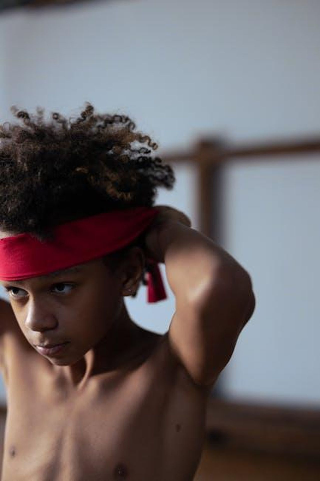 La_linea_Heritage_SparcoLancia_HF_pH6MLKfGYF - Veicoli24 Source: cottonbro studio - pexels - A focused young boy adjusting his red headband, preparing for martial arts practice.