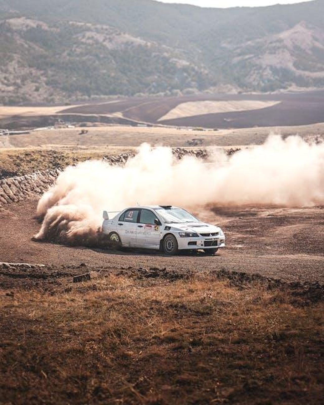 La_mostra_Rally_Legends__From_Dust_to_Glory_n9AVvOw4dh - Veicoli24 Source: egeardaphotos - pexels - Rally car races through dirt track in Beynam, Ankara, Türkiye, creating a dusty trail.