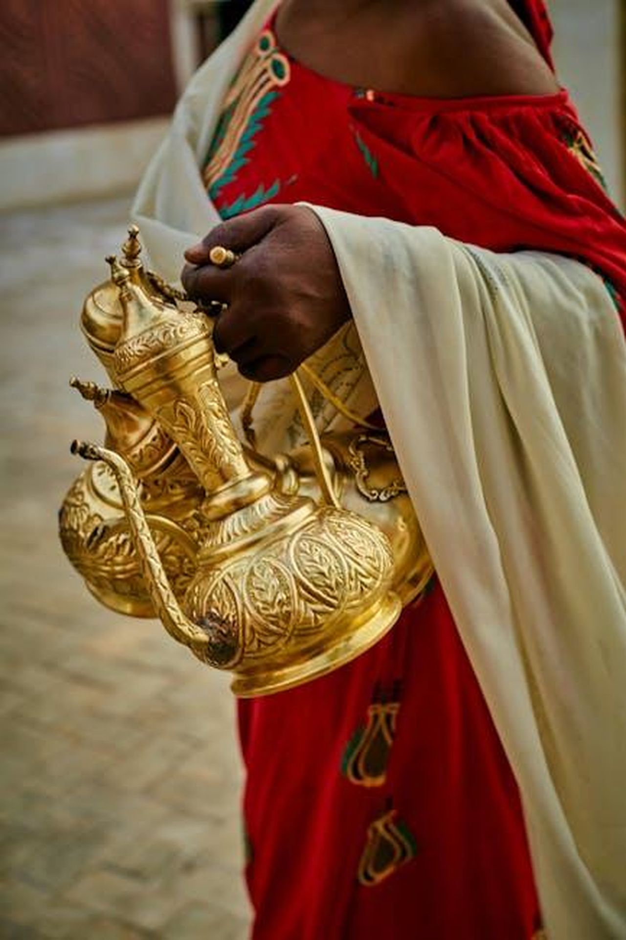 La_storia_di_Nikola_e_il_suo_declino_c1m5suS3GU - Veicoli24 Source: Alee Muhammad - pexels - Close-up of ornate gold jugs in a traditional coffee ceremony setting.