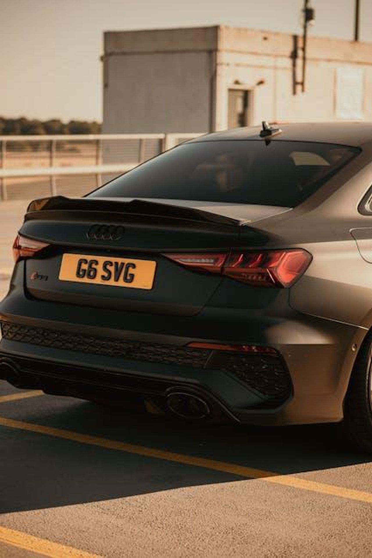Lancio_del_modello_XPENG_G6_nel_Regno_Unito_wSMxlTWBn6 - Veicoli24 Source: Radu Daniel ( MRD ) - pexels - Rear view of a sleek Audi sports car parked on a London rooftop in daylight.