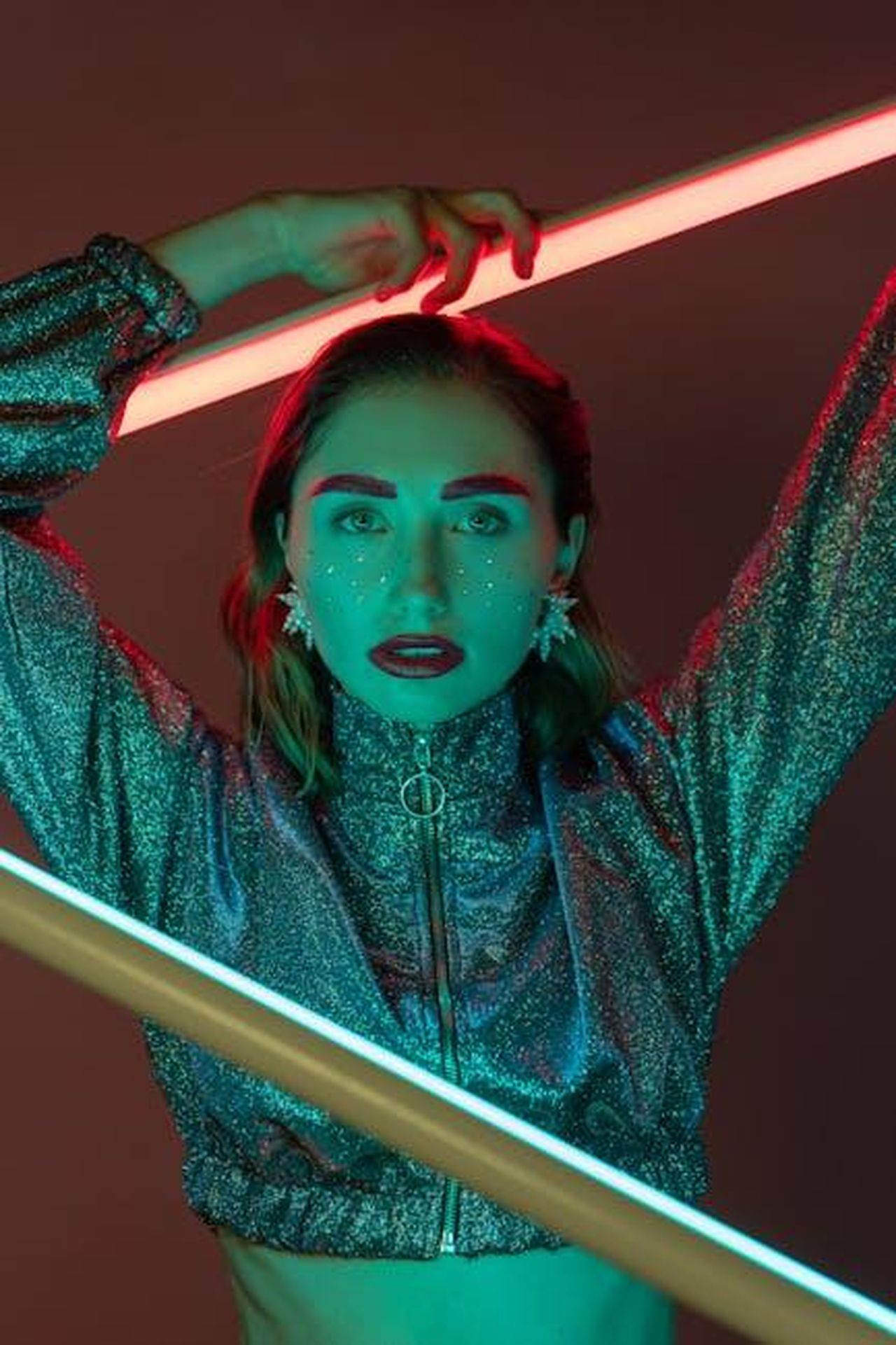Lancio_di_veicoli_elettrici_ad_alte_prestazioni_Y3geaZ1TiP - Veicoli24 Source: Mikhail Nilov - pexels - Artistic portrait of a woman with vibrant lighting and creative fashion elements.