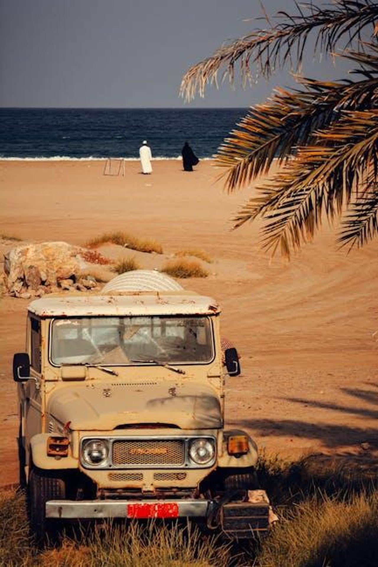 Lannuncio_di_Trump_sui_dazi_automobilistici_Z8xxJ17c7B - Veicoli24 Source: Reyyan - pexels - A retro Jeep parked near an Omani beach with palm trees and sea view.