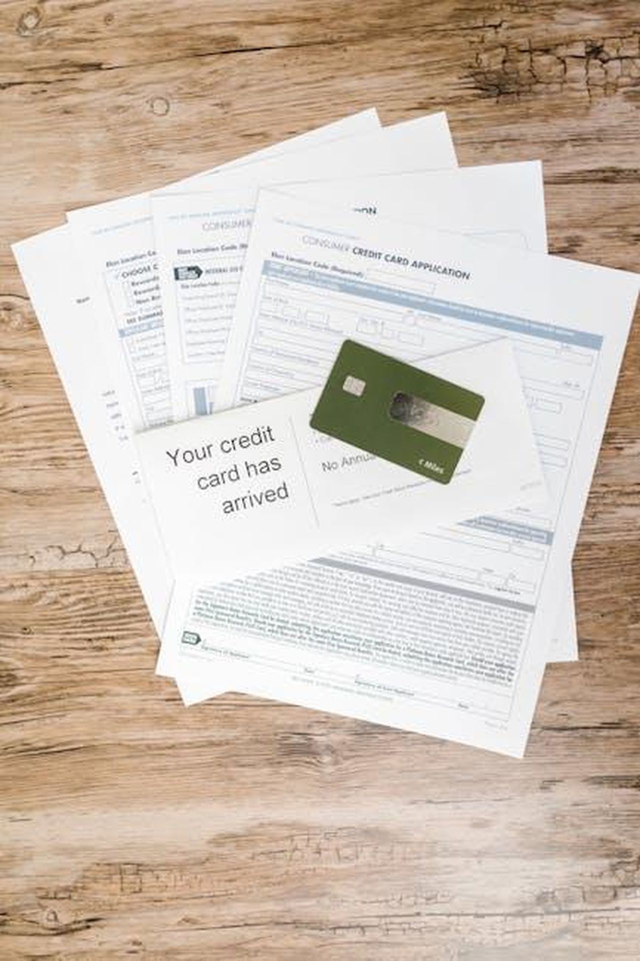 Le_accuse_di_frode_e_il_declino_di_Nikola_Tl7k1eBhAJ - Veicoli24 Source: RDNE Stock project - pexels - Top view of credit card with application forms and letter on a wooden desk.