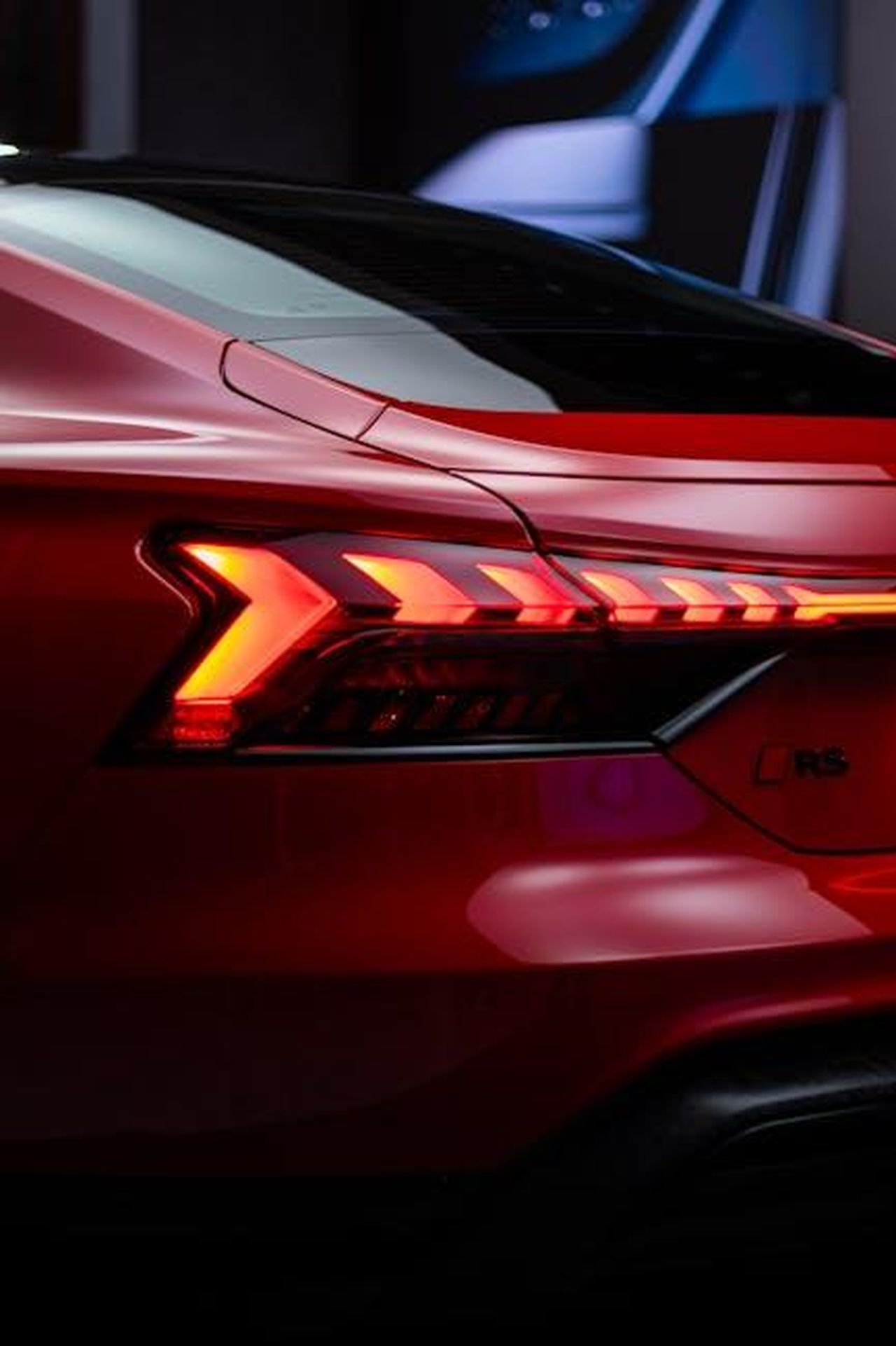 Le_applicazioni_future_del_telaio_MLightEn_puyMOo8xmL - Veicoli24 Source: Anurag Jamwal - pexels - Close-up of a red Audi RS tail light with studio lighting in Toronto.