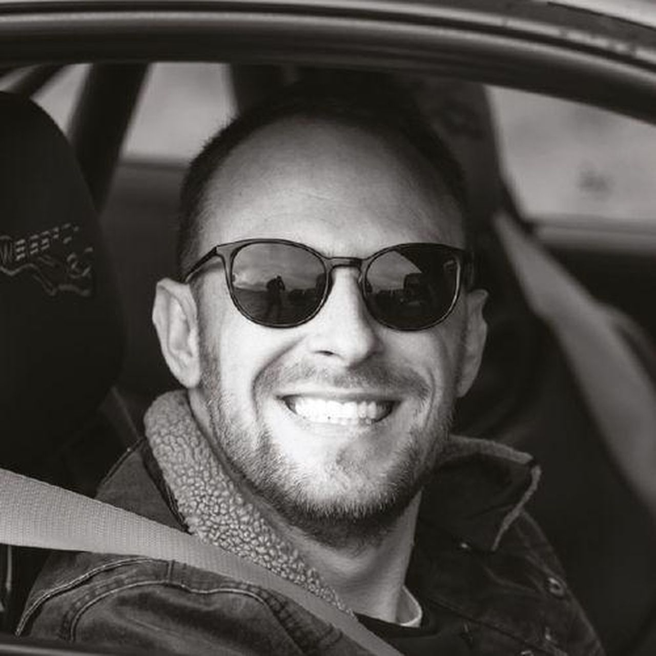 Le_dichiarazioni_dei_fondatori_di_JBR_Capital_e_Supercar_Driver_5HINdaU5Dt - Veicoli24 Le dichiarazioni dei fondatori di JBR Capital e Supercar Driver Le dichiarazioni dei fondatori di JBR Capital e Supercar Driver Source: Edgar Okioga - pexels - Fun race car themed birthday cake featuring toy cars and signs. Perfect for celebrations.