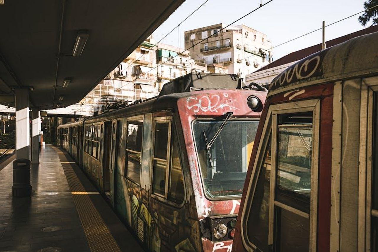 Le_dichiarazioni_dei_leader_del_settore_pW1N1P1e7K - Veicoli24 Source: James Frid - pexels - A vintage tram with graffiti art at an urban station under warm daylight.