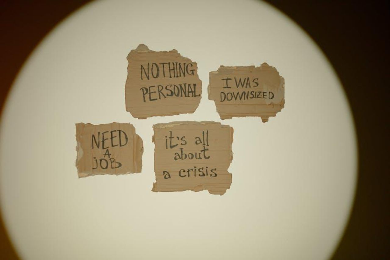 Le_difficolt_finanziarie_di_Nikola_e_i_licenziamenti_Trw3yQVS55 - Veicoli24 Source: Ron Lach - pexels - Cardboard signs convey job loss and economic crisis message, ideal for articles on unemployment.