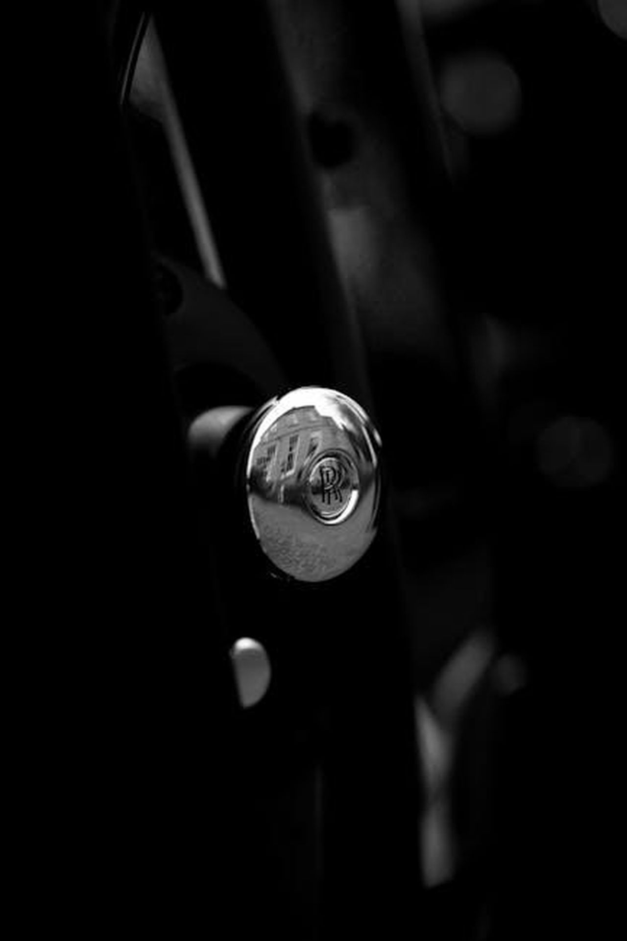 Le_offerte_di_GMSV_auto_su_misura_e_modelli_di_continuazione_IsBJrS38mA - Veicoli24 Source: Karam Alani - pexels - Elegant black and white close-up of a Rolls Royce interior detail, highlighting luxury.
