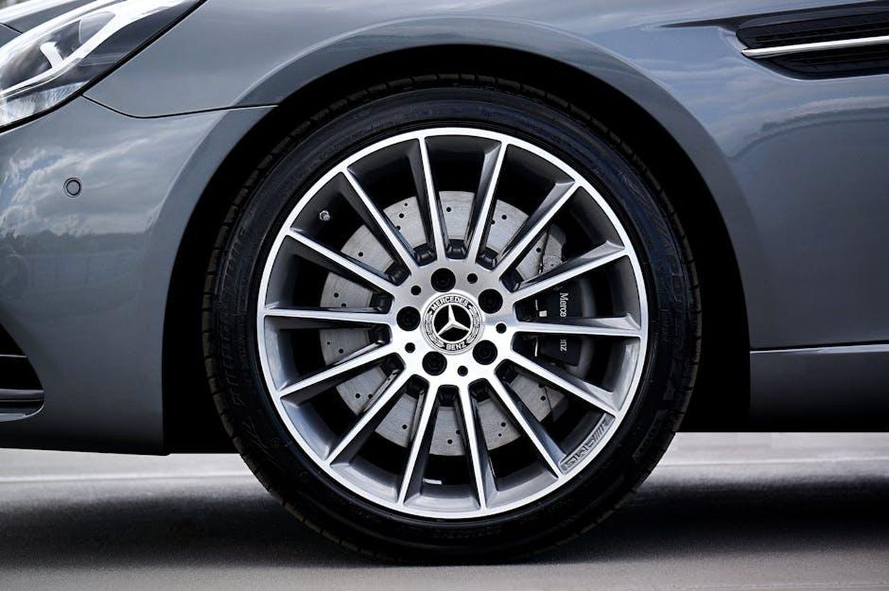Le_sfide_di_reingegnerizzare_il_C63_per_un_V8_QVxRSLOhur - Veicoli24 Source: Mike Bird - pexels - Detailed view of a Mercedes-Benz car tire and alloy wheel. Premium automotive design.