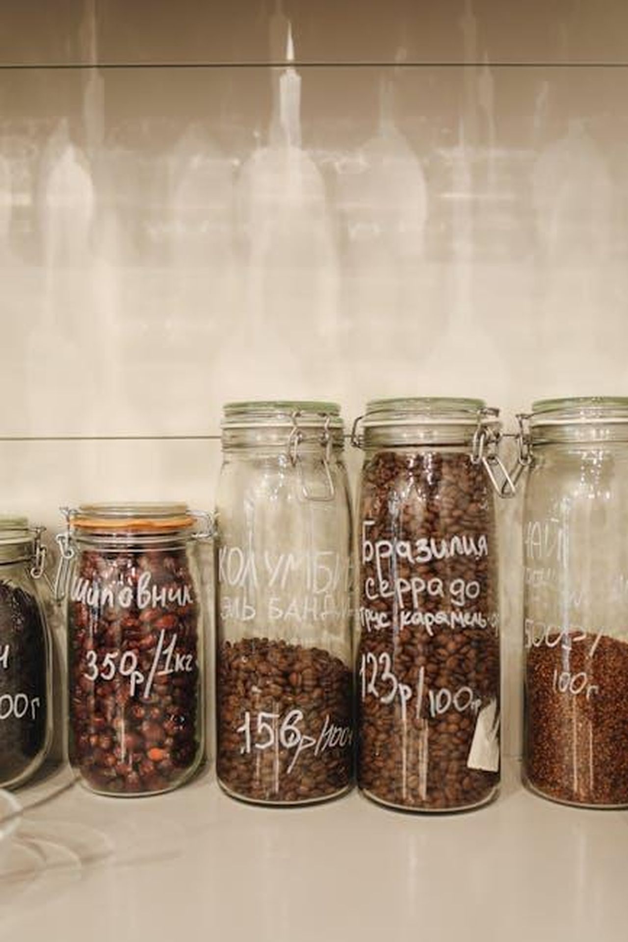Le_tariffe_gi_imposte_e_le_indagini_in_corso_RYzfrCXAzh - Veicoli24 Source: Polina Tankilevitch - pexels - Neatly arranged glass jars filled with spices and coffee beans, promoting zero waste storage.