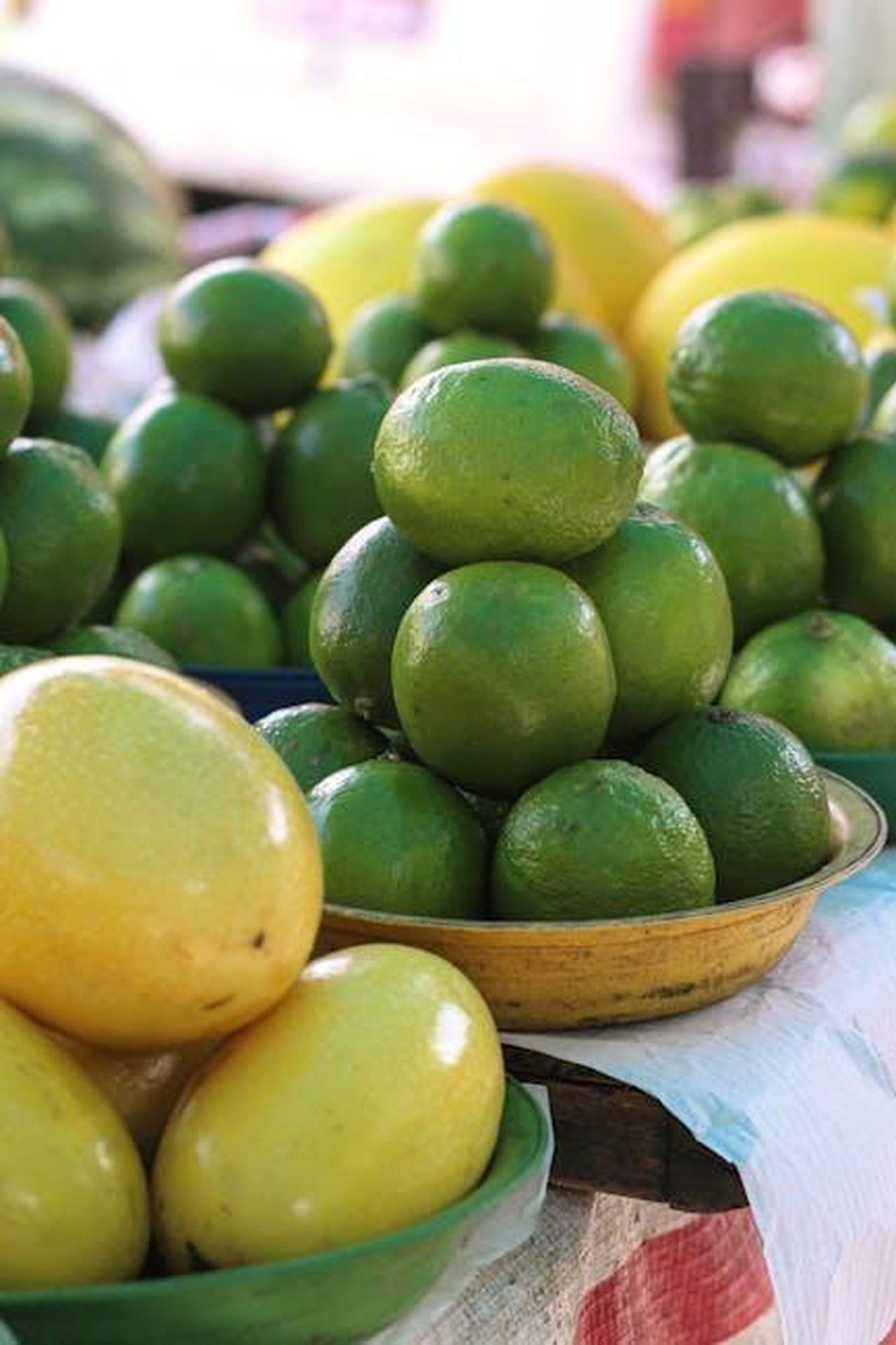 Le_vendite_e_il_lancio_della_Lucid_Gravity_GU2cqC26gq - Veicoli24 Source: Nanda Mends - pexels - A vibrant display of fresh lemons and limes at a market fruit stand, emphasizing healthy and natural eating.