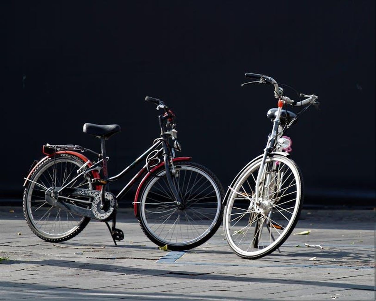 Limpatto_ambientale_dei_pneumatici_e_le_alternative_sostenibili_frq7HNAVSO - Veicoli24 Source: hans middendorp - pexels - Two bicycles parked on pavement under daylight, representing Dutch culture.