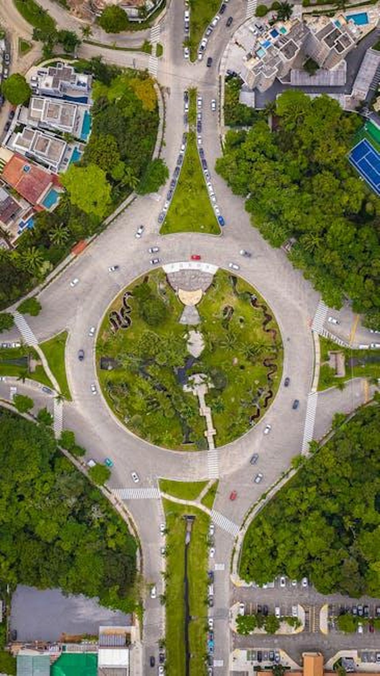 Limpegno_di_FIAT_per_un_futuro_sostenibile_tABO6KrMdk - Veicoli24 Source: Sérgio Souza - pexels - Aerial shot of a traffic roundabout surrounded by lush greenery in an urban area. Perfect for cityscape and travel themes.