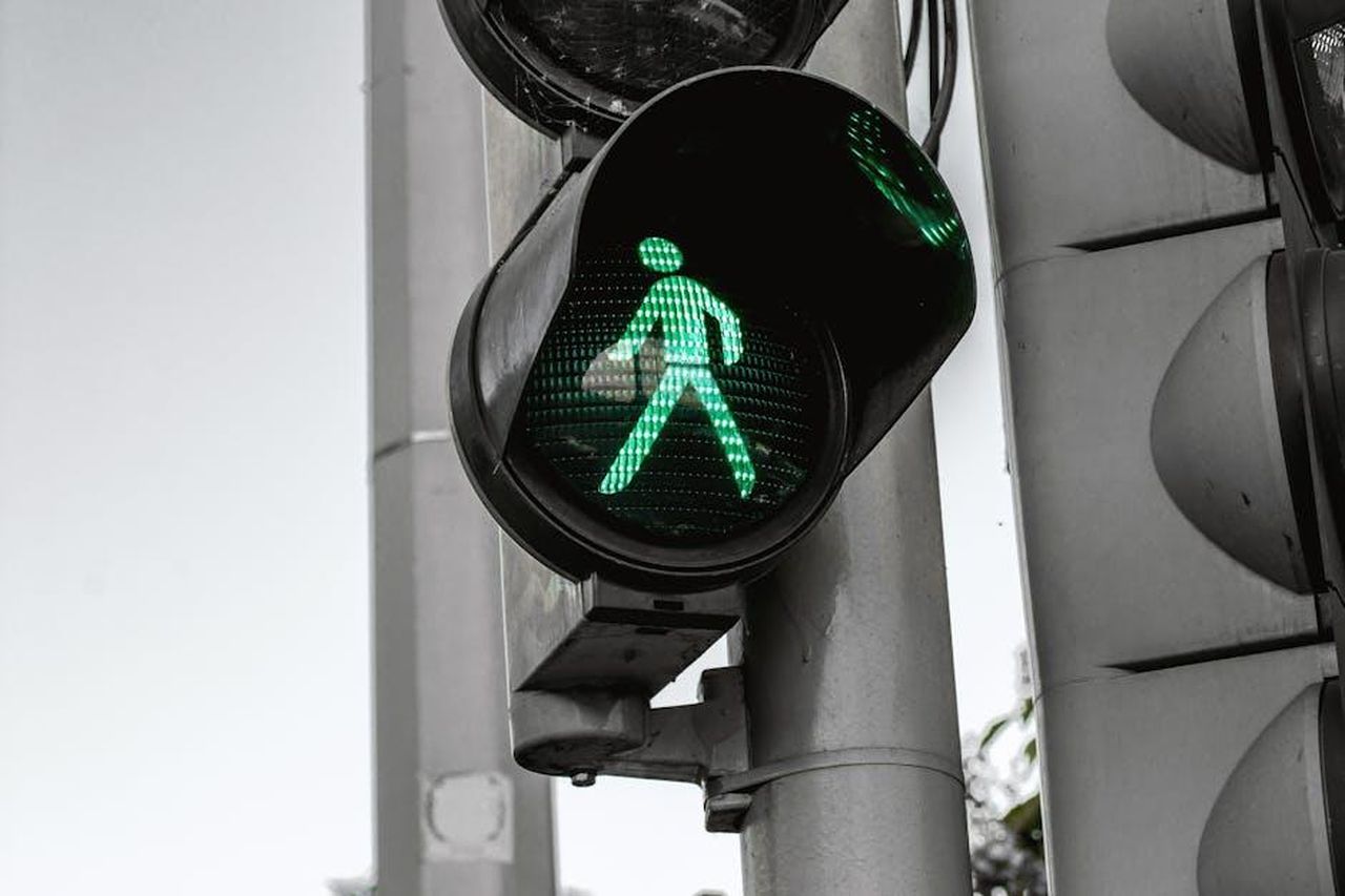 Limpegno_di_Kia_per_la_sicurezza_stradale_Lx6lg7BeRQ - Veicoli24 Source: JESHOOTS.com - pexels - Close-up of a green pedestrian traffic signal indicating walk at an intersection.