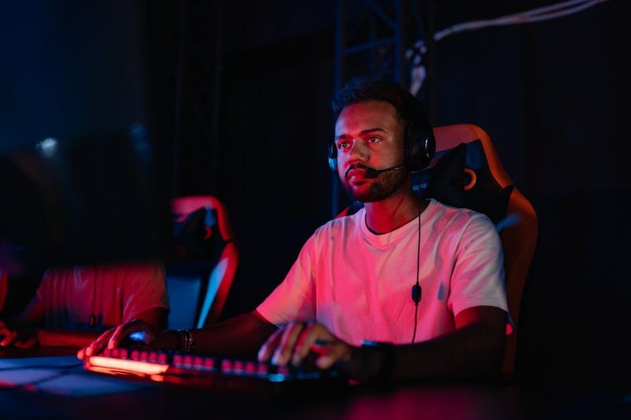 Limportanza_dellArabian_League_FQDEHMSxuC - Veicoli24 Source: Yan Krukau - pexels - A young man focuses intensely while playing in an online gaming tournament, wearing a headset.