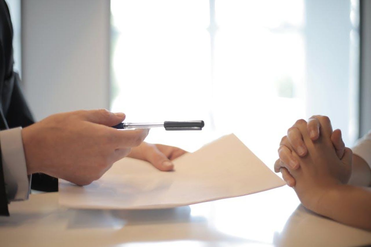 Limportanza_della_coerenza_nelle_politiche_vXe0KjH1ig - Veicoli24 Source: Andrea Piacquadio - pexels - Close-up of a contract signing with hands over documents. Professional business interaction.