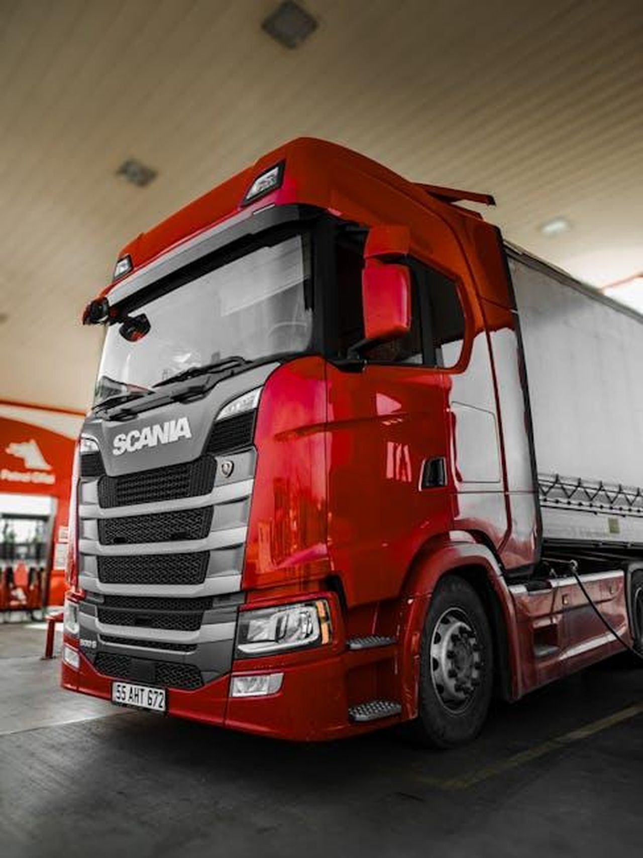 Limportanza_di_Leaseurope_nel_settore_del_leasing_F1FtqYoi3D - Veicoli24 Source: Emrecan Dora - pexels - Bright red Scania truck parked at a fuel station with modern design and clean lines.