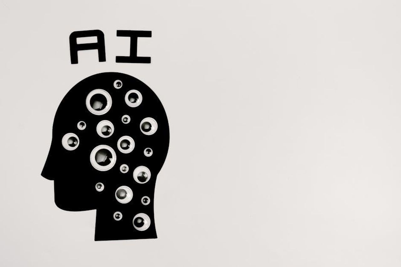 Lintelligenza_artificiale_nel_design_automobilistico_DYGlDlPtW2 - Veicoli24 Source: Tara Winstead - pexels - Abstract illustration of AI with silhouette head full of eyes, symbolizing observation and technology.