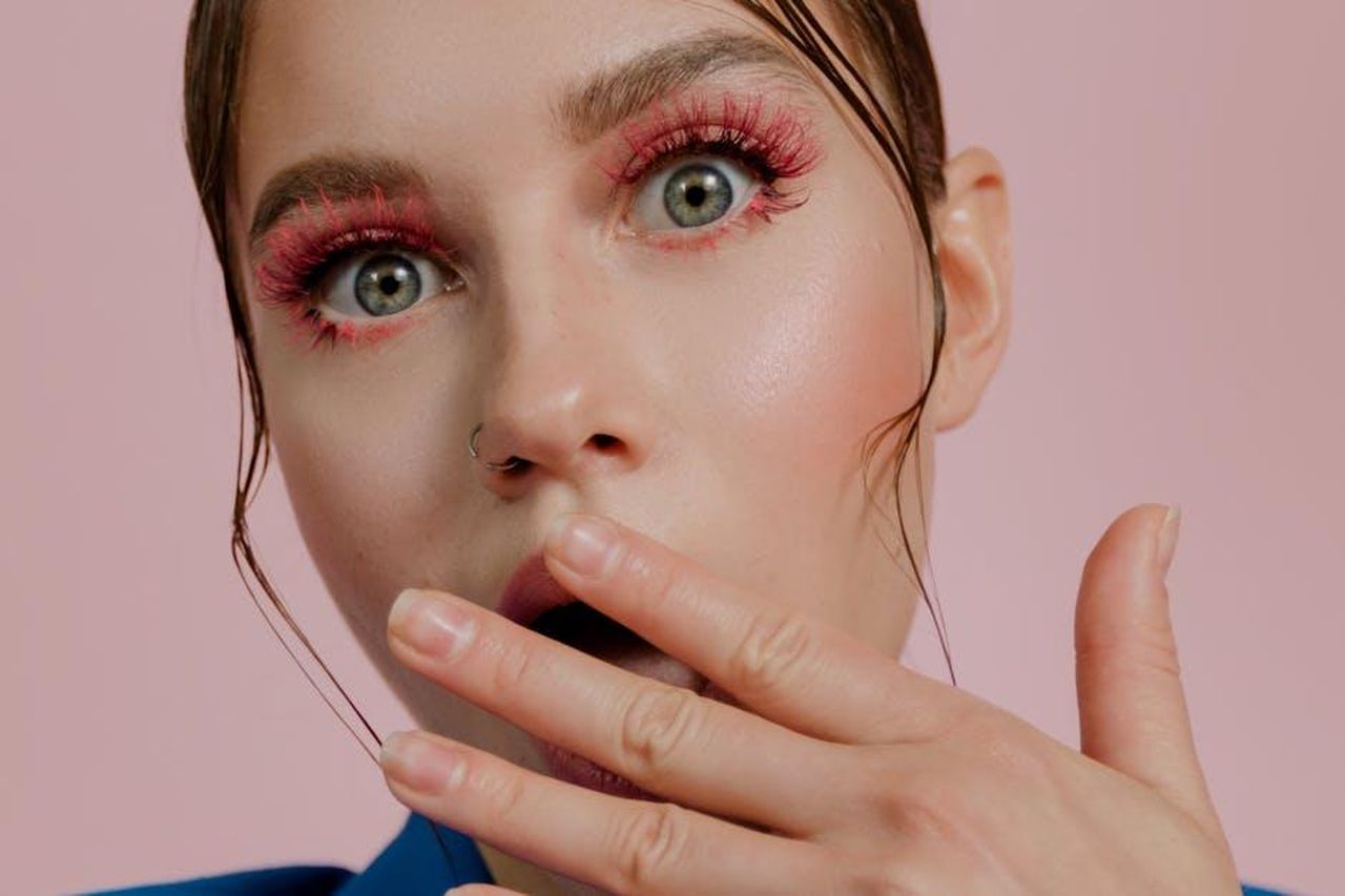 Livello_4_quasi_autonomo_YpeV5t3Mme - Veicoli24 Source: cottonbro studio - pexels - Close-up portrait of an adult with dramatic pink eye makeup on a pink background, expressing surprise.