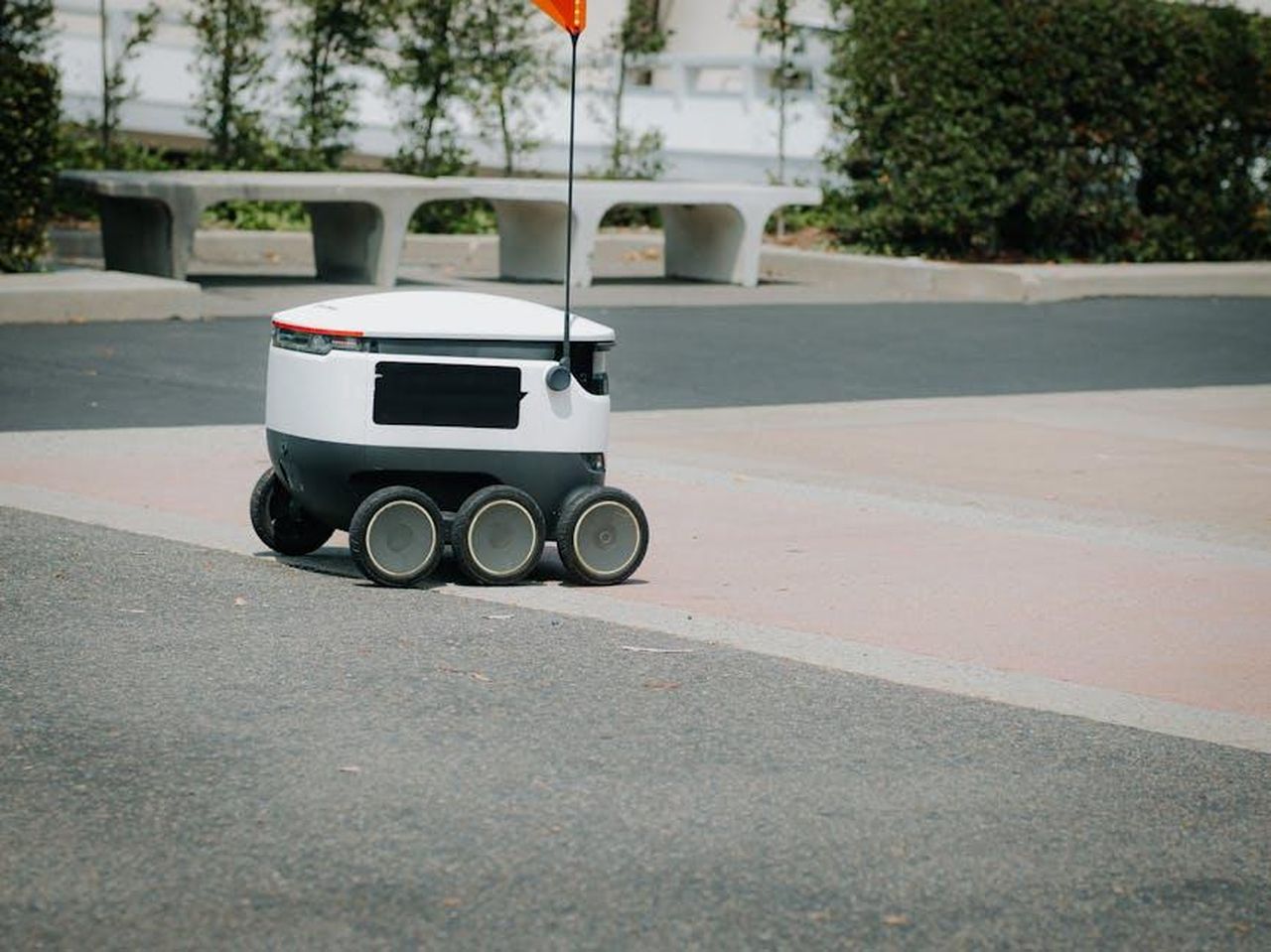 Livello_5_completamente_autonomo_p01pHXNveI - Veicoli24 Source: Kindel Media - pexels - A modern autonomous delivery robot navigating an urban environment. Innovative technology for food delivery.