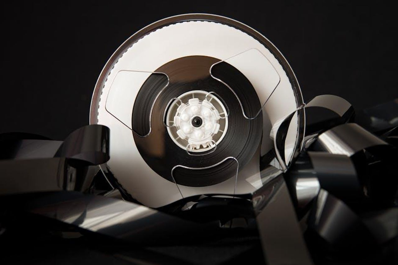 Materiale_Media_dellArticolo_RGML1T78rZ - Veicoli24 Source: Dmitry Demidov - pexels - Vintage plastic bobbin with unrolled film for cinematography industry placed on black background