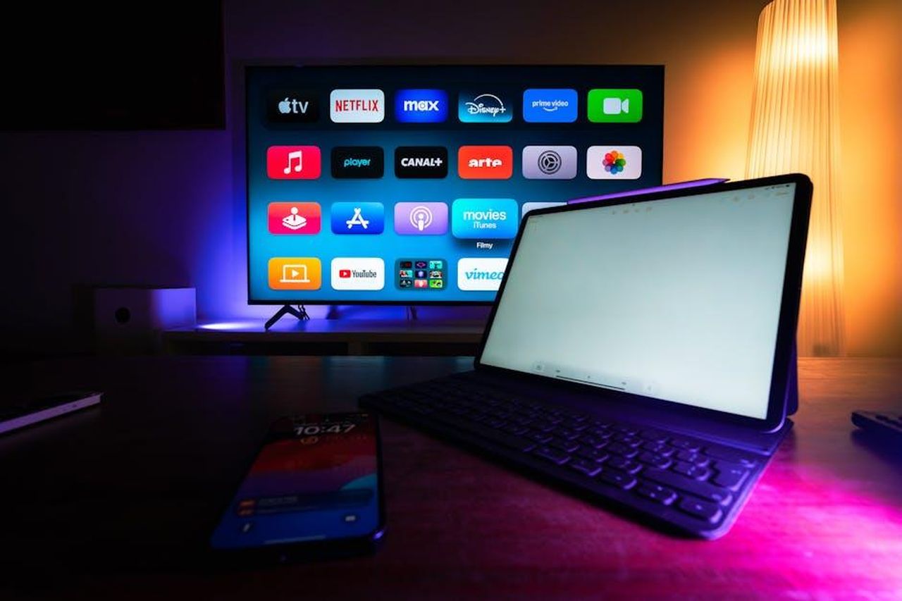Max_Smart_resilienza_e_sfide_al_Rally_Sweden_MEwyQIL15U - Veicoli24 Source: Jakub Zerdzicki - pexels - A modern home setup with a smart TV and tablet displaying various streaming apps, highlighting the digital lifestyle.