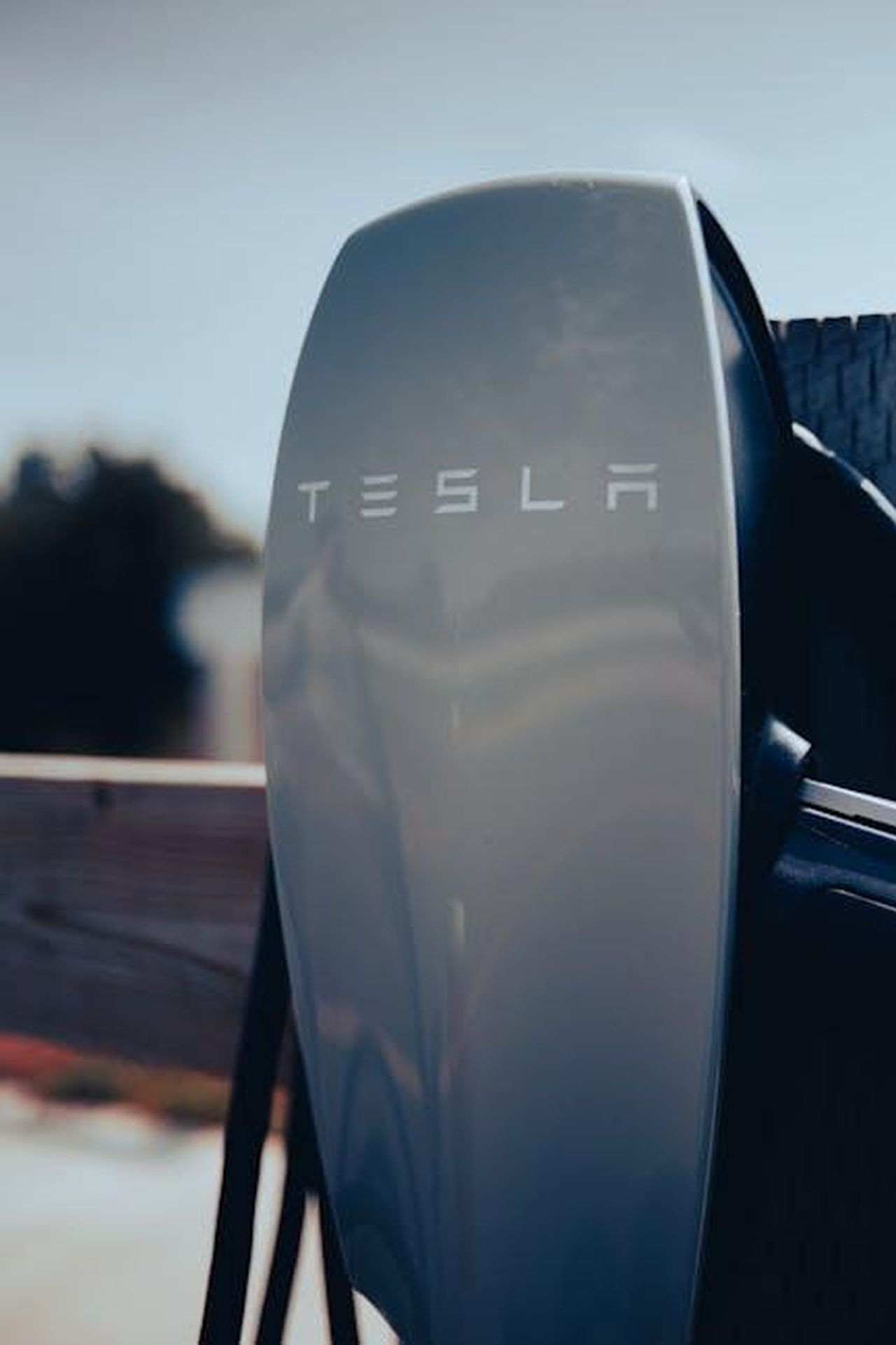 Mercato_dei_veicoli_alternativi_6CmQWSNTUz - Veicoli24 Source: Erik Mclean - pexels - Close-up of a Tesla charging station, showcasing modern electric vehicle technology.