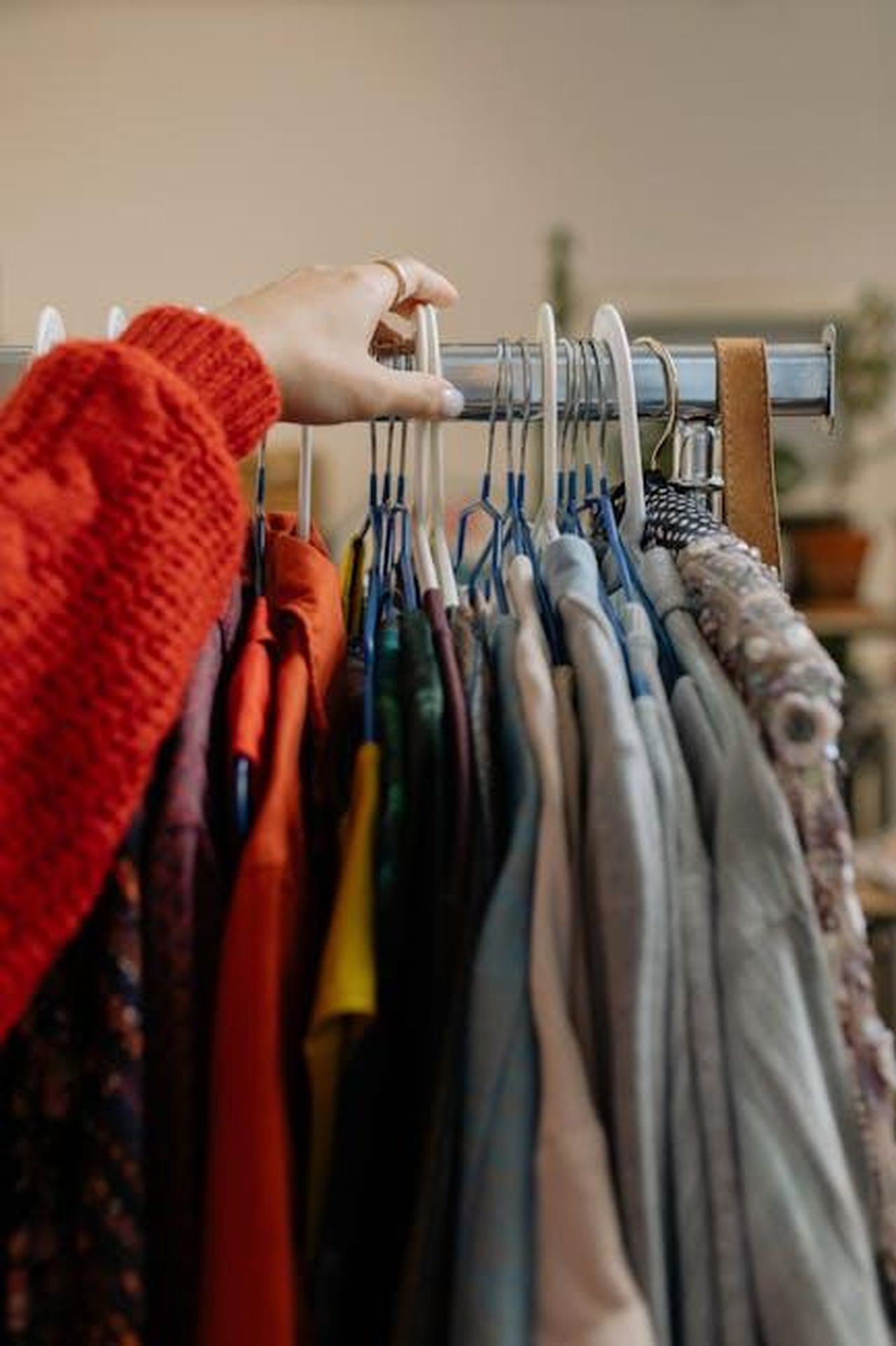 Mercato_delle_auto_usate_sfide_e_opportunit_YMn7N7LVim - Veicoli24 Source: cottonbro studio - pexels - A woman browsing garments on hangers in a retail clothing store.