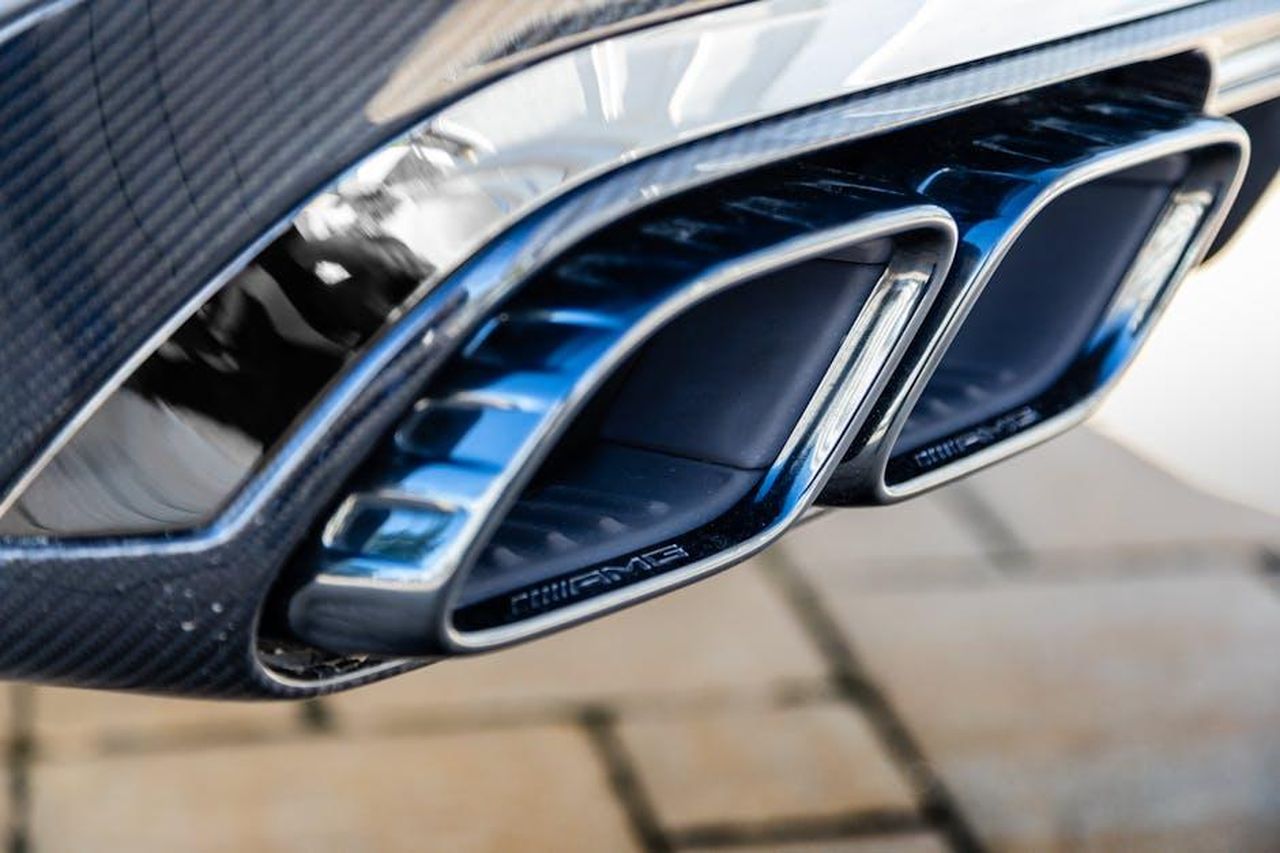 Mercedes_mantiene_i_motori_V8_nonostante_le_normative_0bWyR9nRVy - Veicoli24 Source: Pho Tomass - pexels - Detailed view of Mercedes AMG exhaust showcasing luxury design.